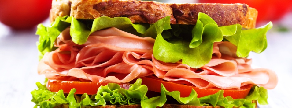 Sandwiches de pan negro, lomito y roquefort